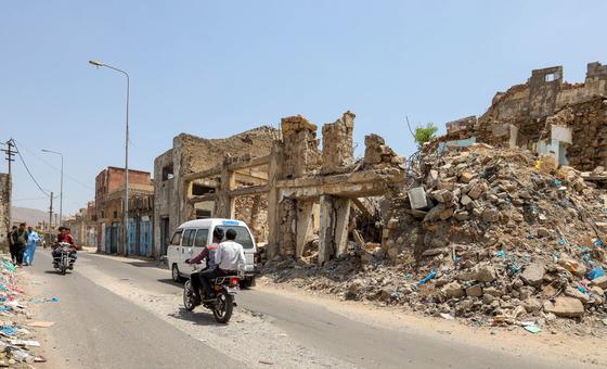 منازل دمرها النزاع في تعز، اليمن.